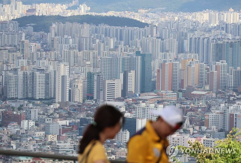 주택자산 상위 1% 평균 4.7채 보유…자산 30억원 육박 3년 만에 최고치 기록한 주택가격전망지수 (서울=연합뉴스) 이정훈 기자 = 25일 서울 남산에서 바라본 시내 아파트 단지 모습. 1년 후 주택가격이 지금보다 더 오를 것이라고 예상하는 소비자가 늘어나면서 주택가격전망지수가 약 3년 만에 최고치까지 올랐다. 한국은행이 25일 발표한 '소비자동향조사 결과'에 따르면 9월 주택가격전망지수는 119로 전월보다 1포인트(p) 상승했다. 지난 2021년 10월(125) 이후 2년 11개월 만에 최고치일 뿐 아니라, 넉 달 연속 상승세다