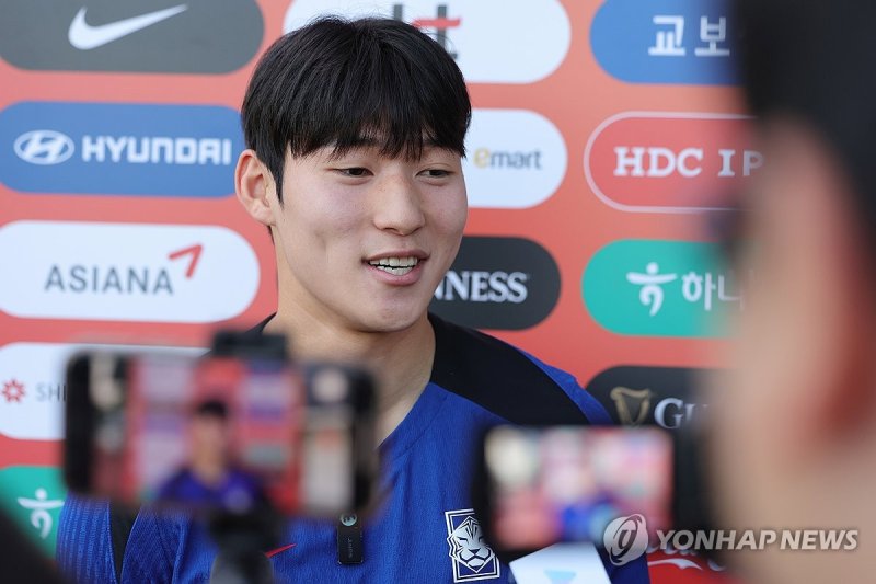 훈련 전 인터뷰하는 배준호 훈련 전 인터뷰하는 배준호 (싱가포르=연합뉴스) 신현우 기자 = 한국 축구 대표팀 배준호가 4일(현지시간) 오후 싱가포르 비샨 스타디움에서 훈련을 앞두고 인터뷰하고 있다. 한국은 오는 6일 오후 9시(한국시간) 싱가포르 내셔널 스타디움에서 싱가포르를 상대로 2026 북중미 월드컵 아시아 2차 예선 조별리그 C조 5차전을 치른다. 2024.6.4 nowwego@yna.co.kr (끝)