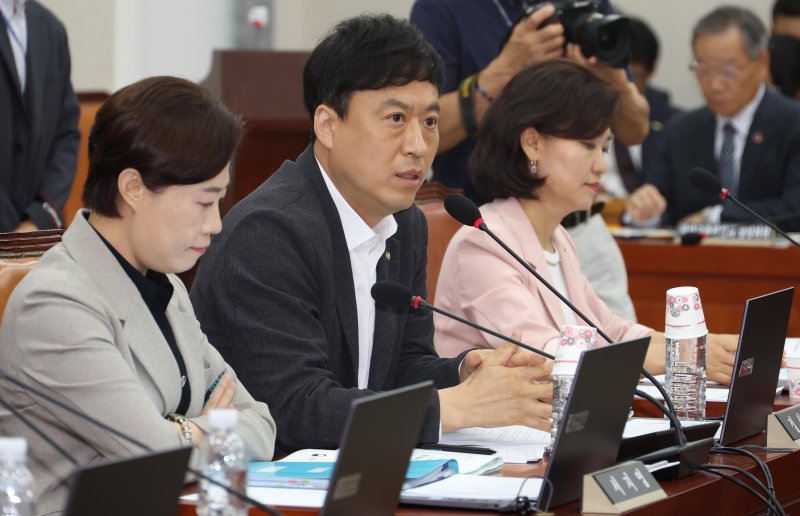 [서울=뉴시스] 조성봉 기자 = 정성국 국민의힘 의원이 지난 8월26일 서울 여의도 국회에서 열린 교육위원회 전체회의에서 의사진행 발언을 하고 있다. 2024.10.06. suncho21@newsis.com