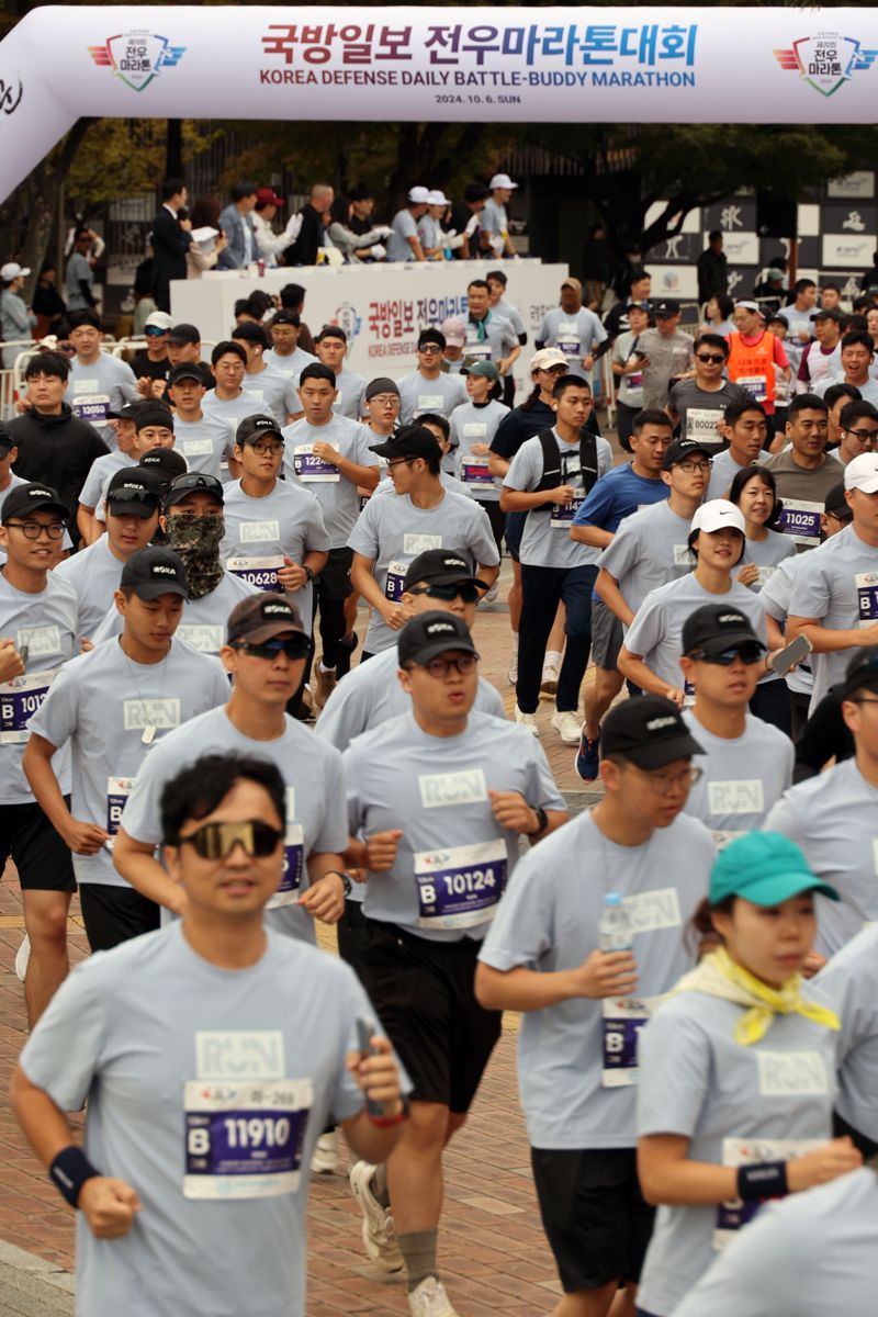 휴일인 6일 국방홍보원이 주최하는 ‘건군 76주년· 제20회 전우마라톤 대회’가 서울 올림픽공원 평화의 광장에서 열려 육·해·공군과 해병대 장병, 주한미군 장병, 국방동우회, 민간 마라톤 동호인 등 5100여 명이 힘차게 달리고 있다.<div id='ad_body2' class='ad_center'></div> 사진=서동일 기자