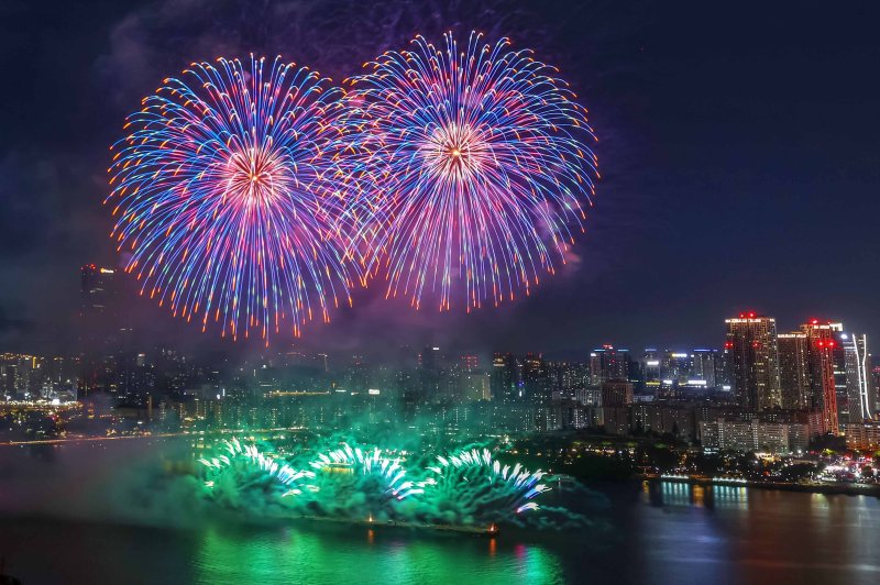 지난 5일 서울 여의도 한강공원 일대에서 열린 '2024 서울세계불꽃축제'에서 화려한 불꽃이 밤하늘을 수놓고 있다. 뉴스1