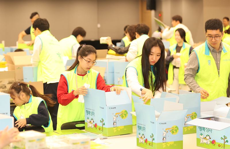 하나금융그룹 임직원과 그 가족 100여명이 지난 5일 명동지역 소상공인을 대상으로 사회공헌활동을 펼쳤다. 하나금융그룹 제공