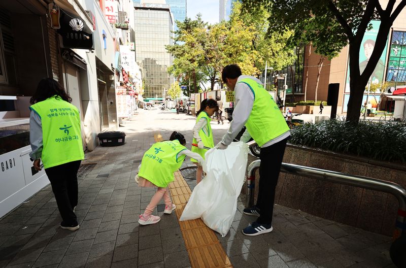 하나금융그룹 임직원과 그 가족 100여명이 지난 5일 명동지역 소상공인을 대상으로 사회공헌활동을 펼쳤다. 하나금융그룹 제공