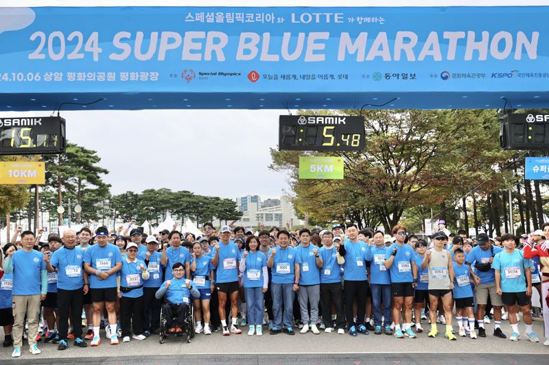 6일 서울 마포구 평화의공원 일대에서 열린 '제9회 슈퍼블루마라톤'에서 장애인과 비장애인이 함께 달리는 코스인 슈퍼블루코스에서 참가자들이 출발을 준비하고 있다. 롯데 제공