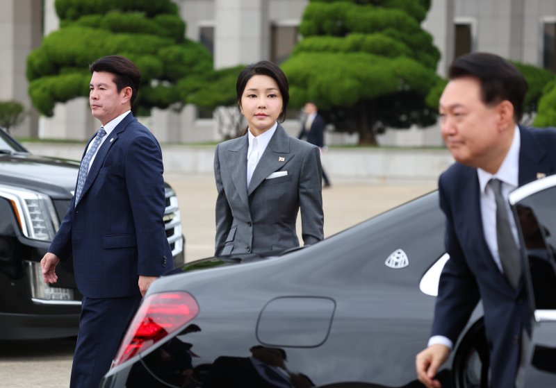 [속보]대통령실 "김 여사, 이달 중순 尹 순방에 동행하지 않기로"