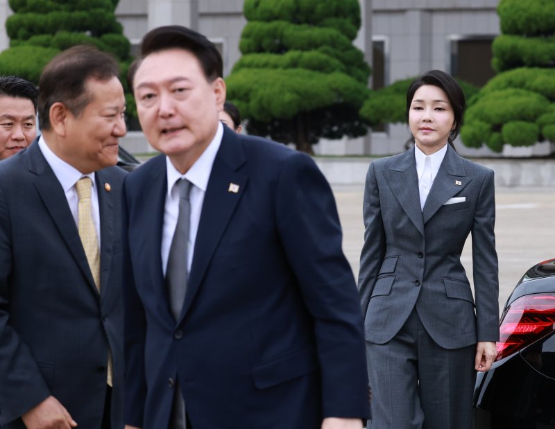 김건희 여사가 지난달 6일 성남 서울공항에서 윤석열 대통령의 필리핀, 싱가포르 국빈 방문 및 라오스 아세안 정상회의 참석에 동행하기 위해 대통령 전용기인 공군 1호기로 향하고 있다. 사진=연합뉴스