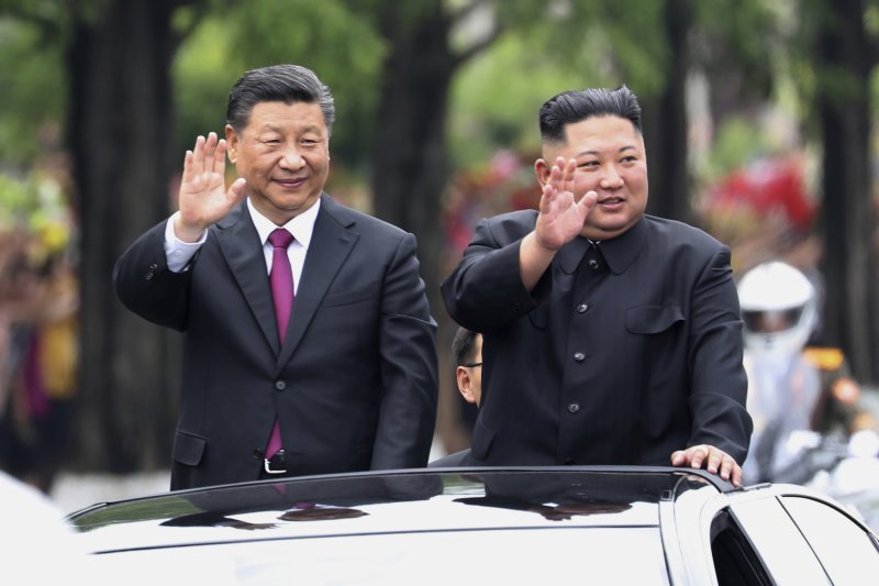 중국과 북한이 수교 75주년을 맞는 6일 시진핑 중국 국가주석과 김정은 북한 국무위원장과이 축전을 주고 받았다. 사진은 지난 2019년 6월 20일 시진핑 국가주석이 북한 평양을 방문해 김정은 국무위원장과 나란히 서서 카 퍼레이드를 벌이며 평양 중심가를 지나가고 있는 장면이다. AP 뉴시스