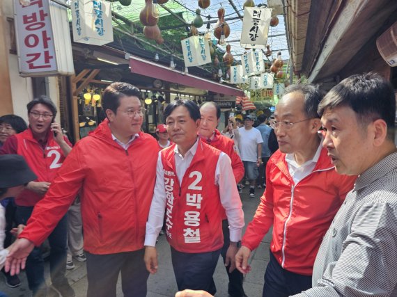 추경호 국민의힘 원내대표는 5일 본격적인 선거운동 기간의 첫 주말을 맞아 강화군 대룡시장을 방문해 민생물가를 점검하고 박용철 후보의 지지를 호소하고 있다. 박용철 후보 캠프 제공.