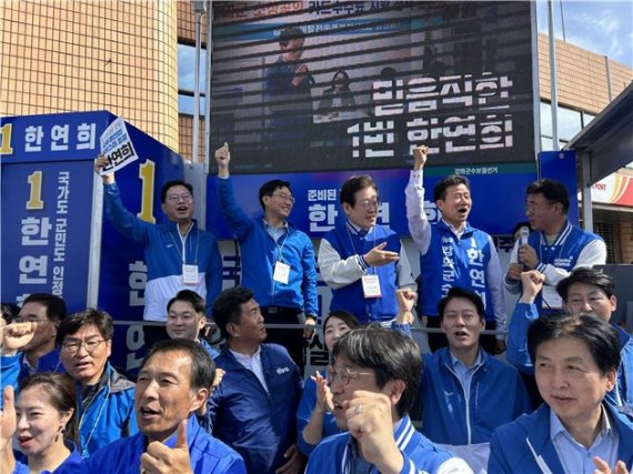 이재명 대표가 5일 강화군 수협 앞에서 한연희 강화군수 후보를 지원하는 선거유세를 펼치고 있다.<div id='ad_body3' class='mbad_bottom' ></div> 한연희 후보 캠프 제공.