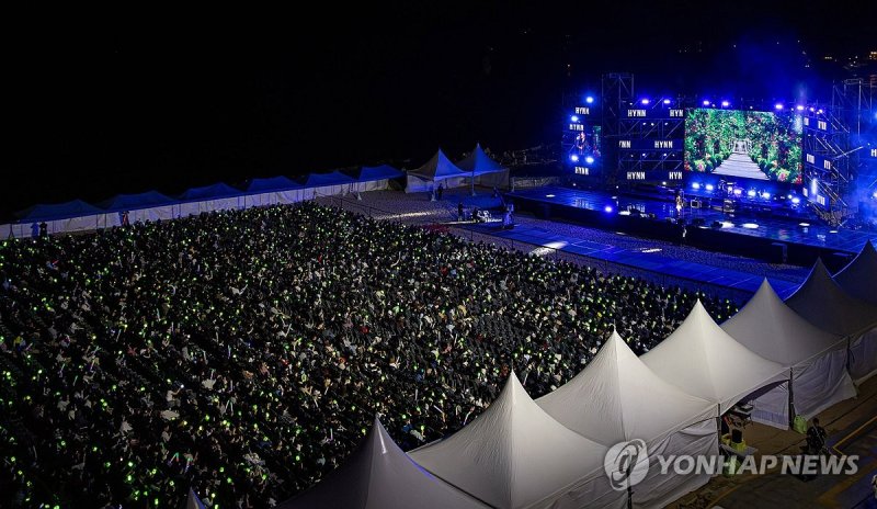 지난해 10월 5일 오후 부산 해운대해수욕장에서 열린 페스티벌 시월 'K뮤직시즌 굿밤콘서트'에서 1만명의 관람객이 해운대 바다를 배경으로 K팝, 발라드, 트로트 공연을 즐기고 있다. 연합뉴스