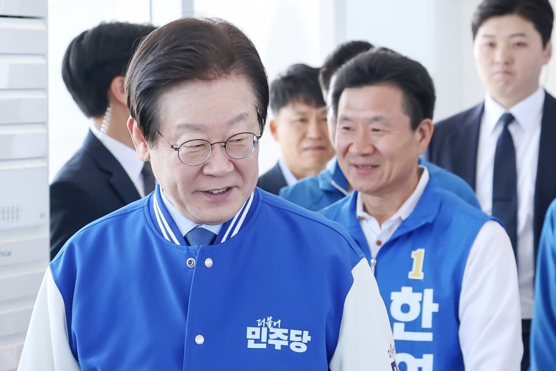 이재명 더불어민주당 대표와 2024 하반기 재·보궐선거 강화군수에 출마한 한연희 후보가 5일 오전 인천 강화군 양사면 강화평화전망대를 방문하고 있다. 2024.10.5/뉴스1 ⓒ News1 민경석 기자