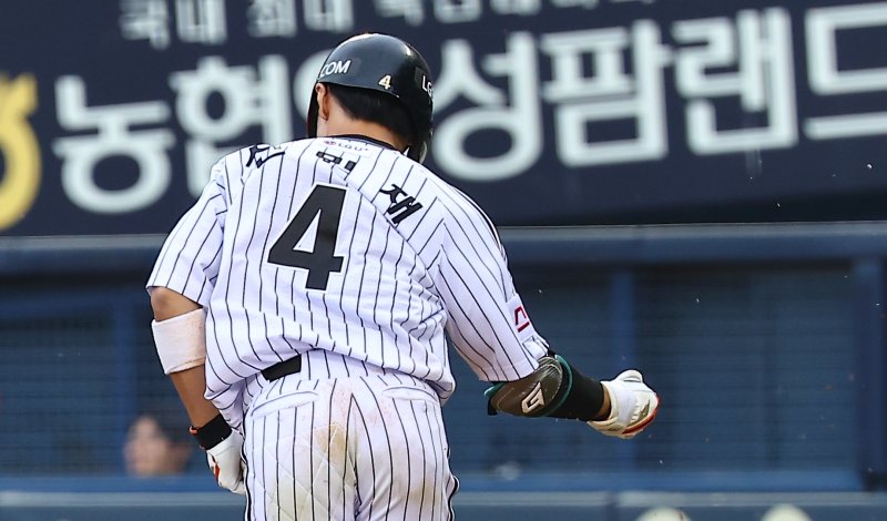 신민재는 2안타 3타점에 수비에서도 멋진 모습을 보이며 LG트윈스의 승리를 이끌었다. 연합뉴스