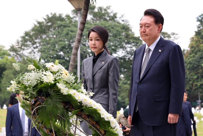 필리핀을 국빈 방문 중인 윤석열 대통령과 김건희 여사가 6일(현지시간) 필리핀 마닐라 영웅 묘지 내 한국전 참전 기념비를 찾아 헌화하고 있다. 연합뉴스