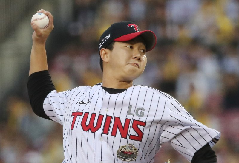 6일 오후 서울 송파구 잠실야구장에서 열린 프로야구 '2024 신한 SOL 뱅크 KBO 포스트시즌' 준플레이오프 2차전 kt 위즈와 LG 트윈스의 경기에서 LG 유영찬이 9회초에 등판해 역투하고 있다. 2024.10.6/뉴스1 ⓒ News1 임세영 기자