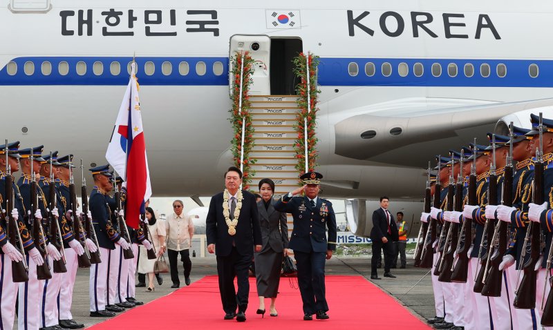 필리핀을 국빈 방문한 윤석열 대통령과 부인 김건희 여사가 6일(현지시각) 마닐라 니노이 아키노 국제공항에 도착해 의장대 사열을 받으며 이동하고 있다. 사진=뉴시스