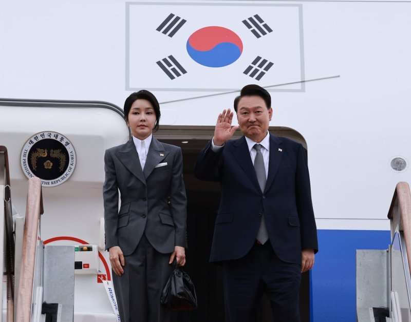 윤석열 대통령과 김건희 여사가 6일 성남 서울공항에서 필리핀, 싱가포르 국빈 방문 및 라오스 아세안 정상회의를 위해 출국하며 전용기인 공군 1호기에 올라 인사하고 있다./사진=연합뉴스