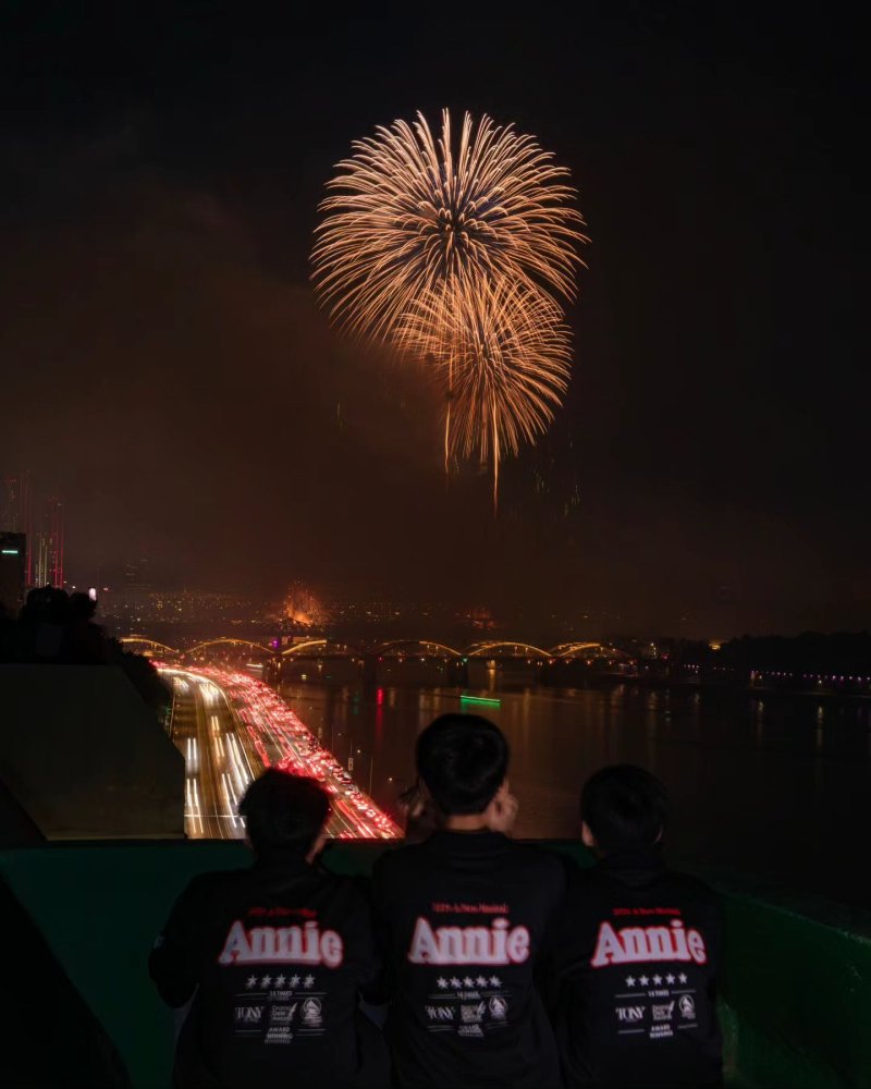 송일국, 삼둥이와 집에서 불꽃축제 직관…강변사는 호사 [N샷]