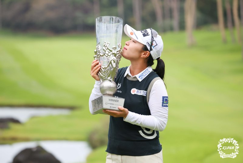 가을에 유독 강한 김수지가 2주 연속 우승에 도전한다. KLPGA 제공