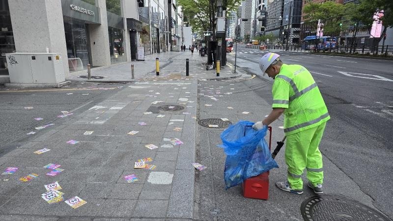 불법 전단지 수거 모습 [서초구 제공. 재판매 및 DB 금지]