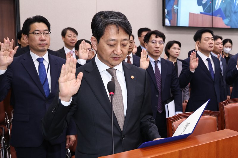 안덕근 산업통상자원부 장관이 7일 오전 서울 여의도 국회에서 열린 산업통상자원중소벤처기업위원회의 산업통산자원부에 대한 국정감사에 출석해 선서하고 있다./뉴스1