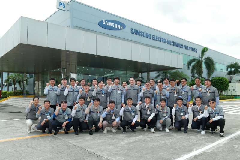 [서울=뉴시스]이재용 삼성전자 회장이 6일 필리핀 라구나주 칼람바시에 위치한 삼성전기 필리핀법인(SEMPHIL)을 찾아 현지 임직원들과 기념 사진을 촬영하고 있다. (사진 = 삼성전자) 2024.10.07. photo@newsis.com *재판매 및 DB 금지