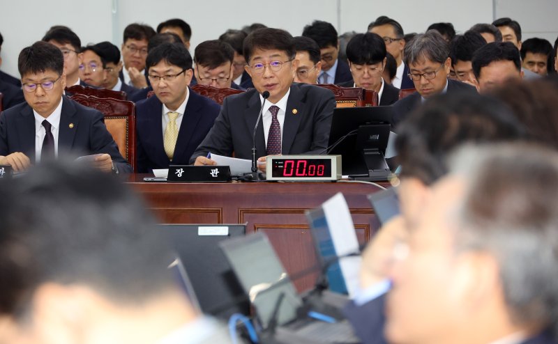 7일 세종시 정부세종청사에서 열린 국회 국토교통위원회의 국토교통부에 대한 국정감사에서 박상우 장관이 위원들의 질의에 답변하고 있다. 뉴시스