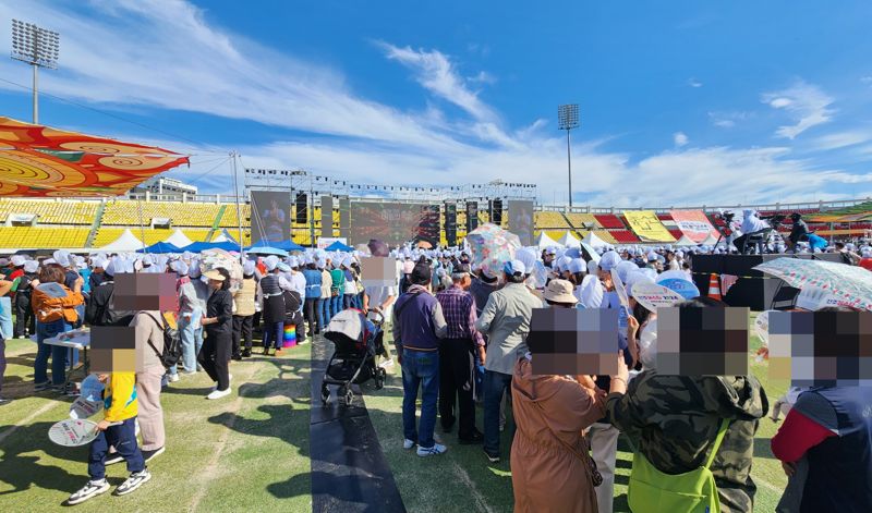 지난 5일 전북 전주에서 열린 비빔밥축제 대형비빔 퍼포먼스 현장이 혼잡한 모습이다. 일부 인원은 행사장에 들어서고도 퍼포먼스 참여 자리가 없어 발길을 돌렸다. 사진=강인 기자