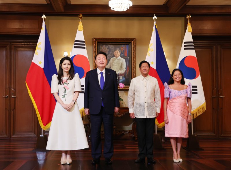 윤석열 대통령과 부인 김건희 여사가 7일(현지시각) 필리핀 말라카냥 궁에서 페르디난드 마르코스 주니어 필리핀 대통령과 루이즈 아라네타 마르코스 여사와 기념촬영하고 있다. /사진=뉴시스화상