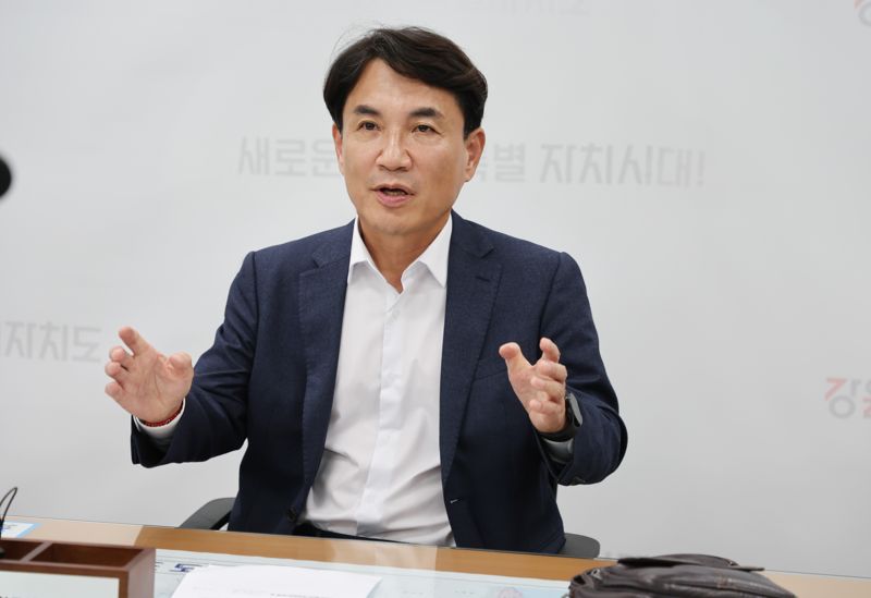 김진태 강원지사가 7일 도청 기자실에서 간담회를 갖고 지방재정 투자심사 결과에 대해 설명하고 있다. 강원특별자치도 제공