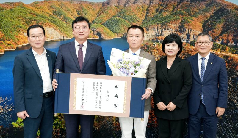 전남문화재단 이사장을 맡고 있는 명창환 전남도 행정부지사(사진 왼쪽에서 두 번째)가 7일 전남도청 귀빈실에서 윤재갑 '2025 전남국제수묵비엔날레' 총감독(세 번째)에게 위촉장을 수여한 뒤 기념촬영을 하고 있다. 전남도 제공