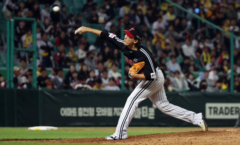 19일 오후 인천시 미추홀구 문학동 SSG랜더스필드에서 열린 프로야구 '2024 신한 SOL 뱅크 KBO리그' SSG 랜더스와 LG 트윈스의 경기, 8회말 LG 교체 투수 최동환이 역투하고 있다. 2024.4.19/뉴스1 ⓒ News1 김명섭 기자