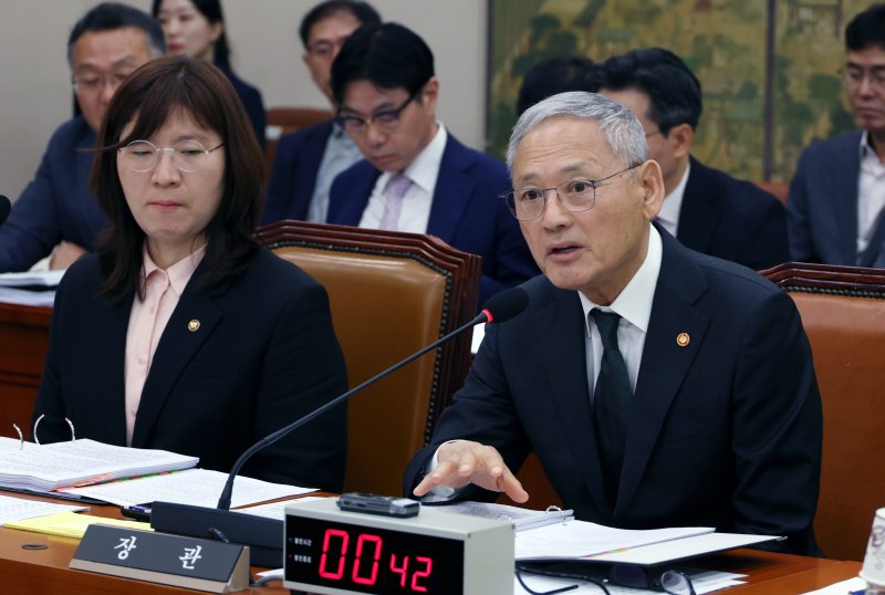 유인촌 문화체육관광부 장관이 7일 서울 여의도 국회에서 열린 문화체육관광위원회의 문화체육관광부 국정감사에서 의원 질의에 답하고 있다. 뉴시스