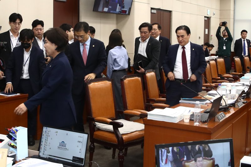 국회 행안위 소속 국민의힘 의원들이 7일 오전 서울 여의도 국회 행정안전위원회 전체회의장에서 항의하며 국감장을 나가고 있다. 2024.10.7/뉴스1 ⓒ News1 이광호 기자 사진=뉴스1