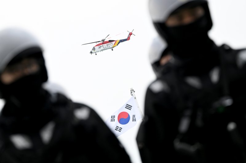 [신안=뉴시스] 김혜인 기자 = 가을철 성어기를 앞둔 7일 오전 전남 신안군 불무기도 앞 해상에서 열린 열린 서해지방해양경찰청의 중국 불법 어선 대비 현장 점검에서 해역을 정찰하던 해경 헬기가 3009함에 착륙하고 있다. 2024.10.07. hyein0342@newsis.com