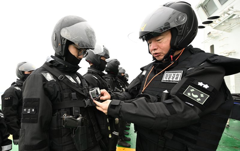 [신안=뉴시스] 김혜인 기자 = 7일 오전 전남 신안군 불무기도 앞 해상에서 이명준(사진 오른쪽) 서해해경청장이 성어기 중국 불법 어선 단속을 앞두고 현장 점검에 나선 해상특수기동대원의 보디캠을 확인하고 있다. 2024.10.07. hyein0342@newsis.com