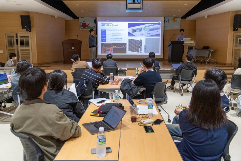 [광양=뉴시스] 체인지업 캠프에 참여한 학생들을 위한 창업 노하우 강의가 진행되고 있다. (사진=광양제철소 제공) 2024.10.07. photo@newsis.com *재판매 및 DB 금지