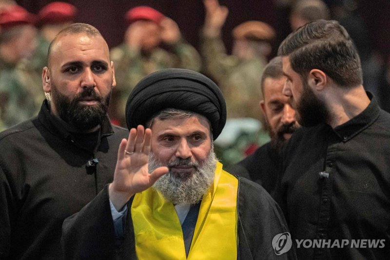 하셈 사피에딘(가운데) (FILES) Senior Hezbollah official Hashem Safieddine (C) attends the funeral ceremony of slain top commander Fuad Shukr in Beirut's southern suburbs on August 1, 2024. A high-level Hezbollah source said on October 5, 2024 that contact with Hashem Safieddine, widely touted as potentially