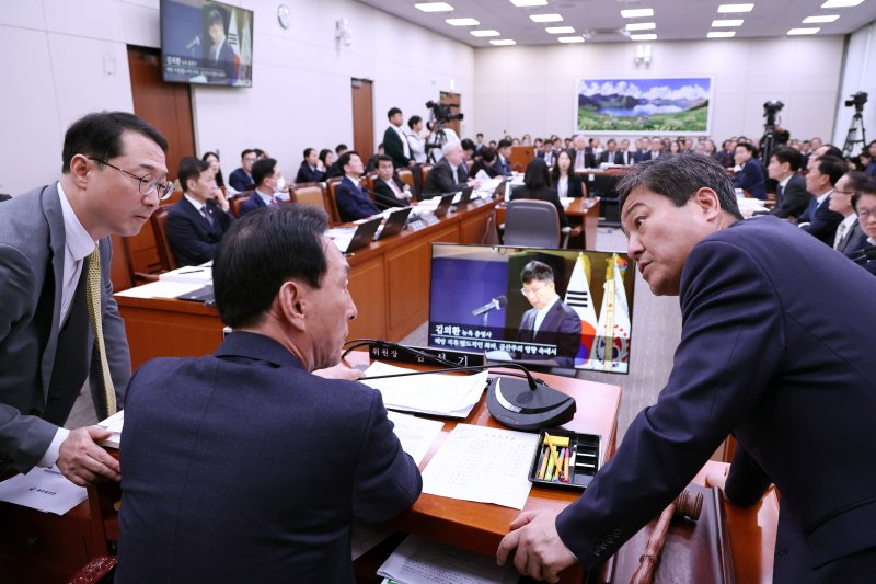 국회 외교통일위원회 김석기 위원장(가운데)와 여야 간사인 김건, 김영배 의원이 10월 7일 오전 서울 여의도 국회에서 열린 외교부 등에 대한 국정감사에서 대화하고 있다. 사진=뉴스1