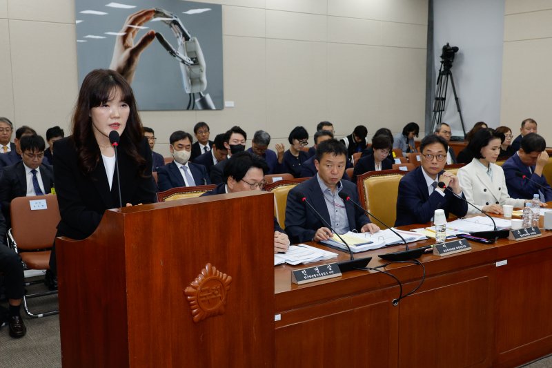 김수향 네이버 뉴스서비스 총괄전무가 7일 오후 서울 여의도 국회 과학기술정보방송통신위원회에서 열린 방송통신위원회·방송통신사무소·시청자미디어재단·한국방송광고진흥공사 국정감사에 출석해 최형두 국민의힘 간사 질의에 답하고 있다. 2024.10.7/뉴스1 ⓒ News1 안은나 기자