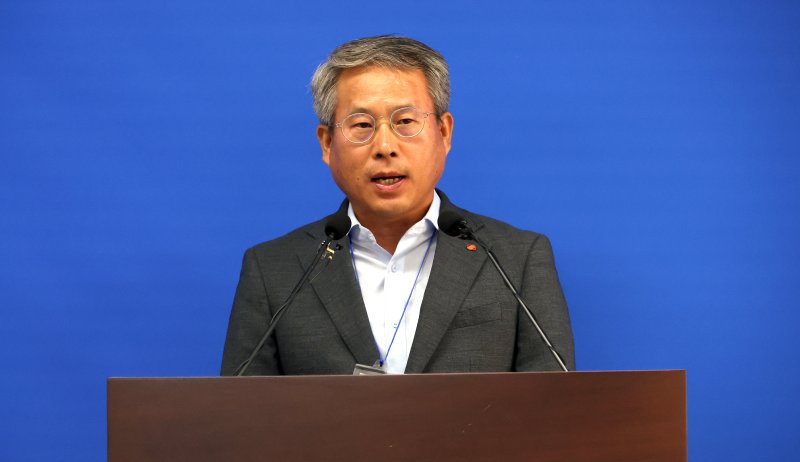 [세종=뉴시스] 강종민 기자 = 오흥복 한국전력공사 기획부사장이 9일 세종시 정부세종청사에서 8월 가구당 평균 전기요금은 전년 대비 7500원 증가한 64000원 이라고 밝히고 있다. 2024.09.09. ppkjm@newsis.com