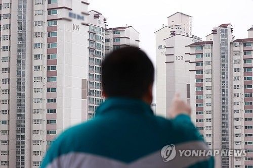 새벽시간 알몸 상태로 아파트 공용시설서 음란행위한 20대