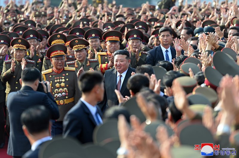 북한 김정은 국방위원장이 7일 창립 60주년을 맞이한 김정은국방종합대학을 축하방문하고 연설을 했다고 조선중앙통신이 8일 보도했다.<div id='ad_body3' class='mbad_bottom' ></div> 사진=조선중앙통신 캡처