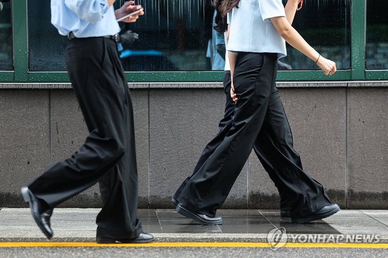 서울 서초구 지하철 2호선 강남역 인근을 지나는 직장인들 5년 4개월만에 최소 증가폭 기록한 대기업 취업자 수 (서울=연합뉴스) 서대연 기자 = 지난달 대기업 취업자가 작년 같은 달 대비 4천명 증가하는 데 그치며 5년 4개월 만에 가장 작은 증가 폭을 보인 가운데 23일 오후 서울 서초구 강남역 인근에서 직장인들이 이동하고 있다. 2024.7.23 dwise@yna.co.kr (끝)