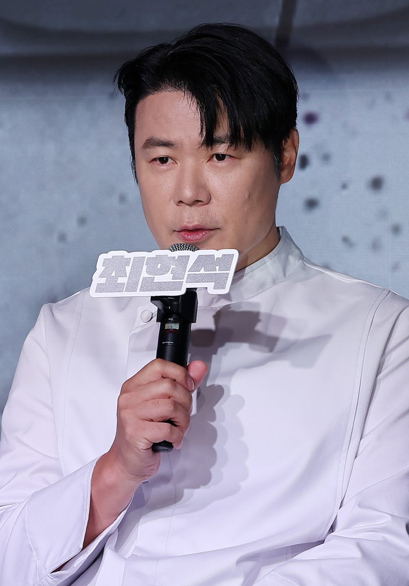 요리사 최현석이 7일 오전 서울 마포구 호텔 나루 서울 엠갤러리에서 열린 넷플릭스 예능 '흑백요리사: 요리 계급 전쟁' 기자간담회에서 인사말을 하고 있다. 2024.10.7/뉴스1 ⓒ News1 김진환 기자
