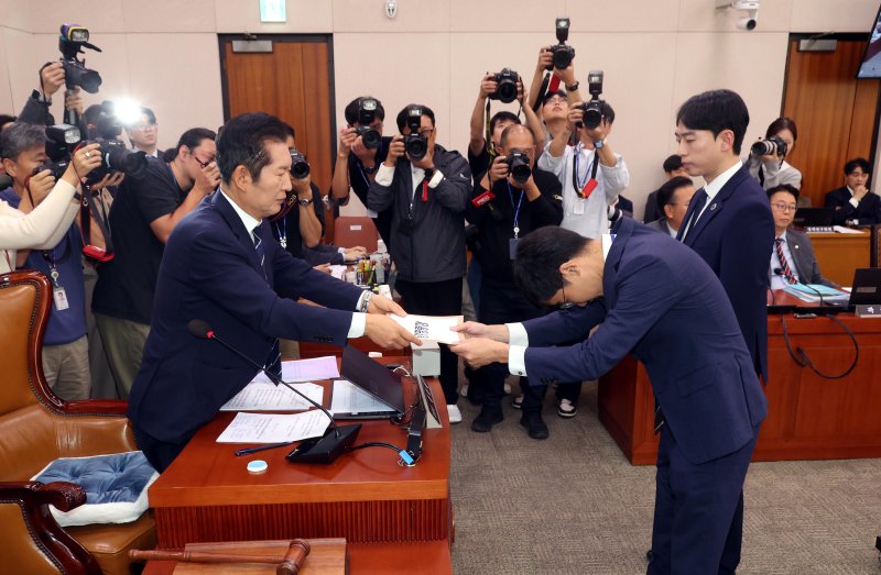 정청래 국회 법사위원장이 8일 오전 서울 여의도 국회 법제사법위원회에서 열린 법무부 등에 대한 국정감사에서 국감에 출석하지 않은 김영철 서울북부지검 차장검사에 대한 동행명령장을 경위들에게 전달하고 있다. 사진=뉴스1