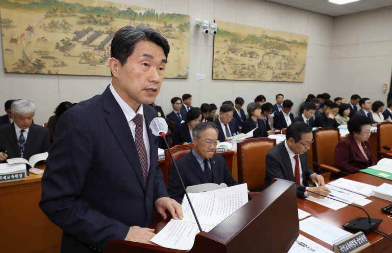 8일 오전 열린 국회 교육위원회의 교육부, 국가교육위원회 등의 국정감사에서 이주호 사회부총리 겸 교육부 장관이 업무 보고를 하고 있다. 연합뉴스