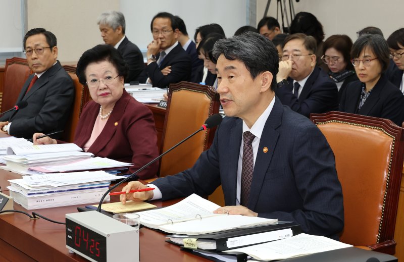 8일 오전 열린 국회 교육위원회의 교육부, 국가교육위원회 등의 국정감사에서 이주호 사회부총리 겸 교육부 장관(오른쪽)이 의원 질의에 답변하고 있다. 연합뉴스