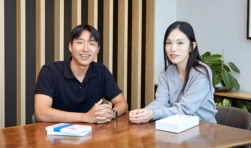 SK텔레콤 고객언어연구팀 곽승표(왼쪽)·김연희 매니저. SK텔레콤 제공