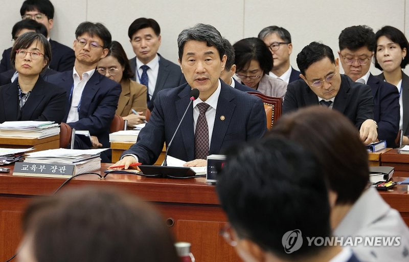 의원 질의에 답변하는 이주호 부총리 의원 질의에 답변하는 이주호 부총리 (서울=연합뉴스) 김주형 기자 = 8일 오전 열린 국회 교육위원회의 교육부, 국가교육위원회 등의 국정감사에서 이주호 사회부총리 겸 교육부 장관(가운데)이 의원 질의에 답변하고 있다. 2024.10.8 kjhpress@yna.co.kr (끝)