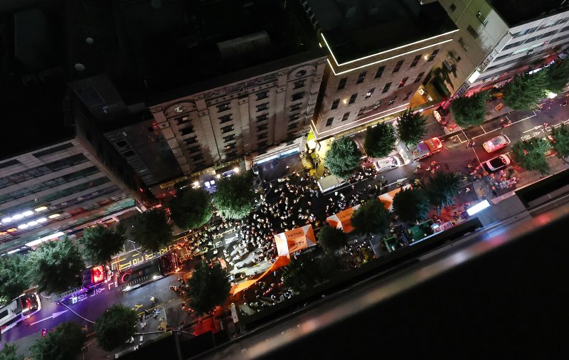 22일 오후 7시39분 경기도 부천시 원미구의 한 숙박업소에서 대형 화재가 발생해 출동한 소방대원들이 실종자 수색작업을 벌이고 있다. 이번 화재로 오후 11시 40분 기준 7명이 사망하고 12명이 중경상을 입었다. 2024.8.22/뉴스1 ⓒ News1 구윤성 기자